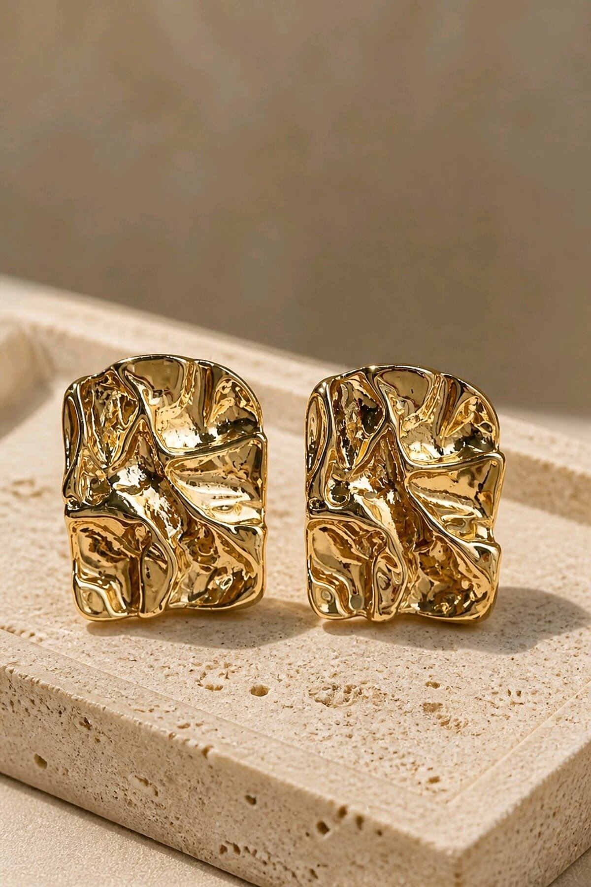 Gold Dalgalı Yüzey Plaka Küpe, Uzunluk:3cm