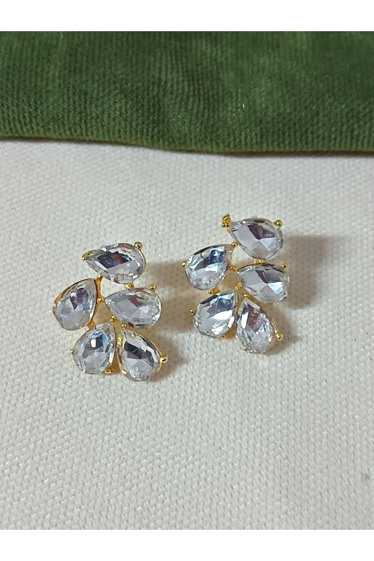 Beyaz  Gold Kristal Taşlı Yaprak Küpe Abiye Günlük