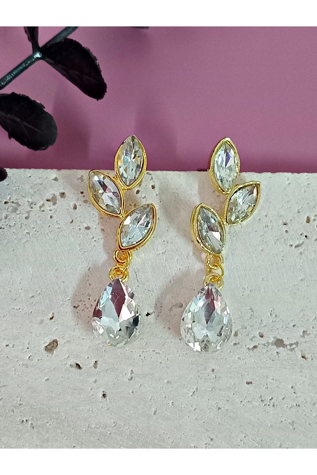 Gold Kristal Taşlı Beyaz Yaprak Kadın Küpe