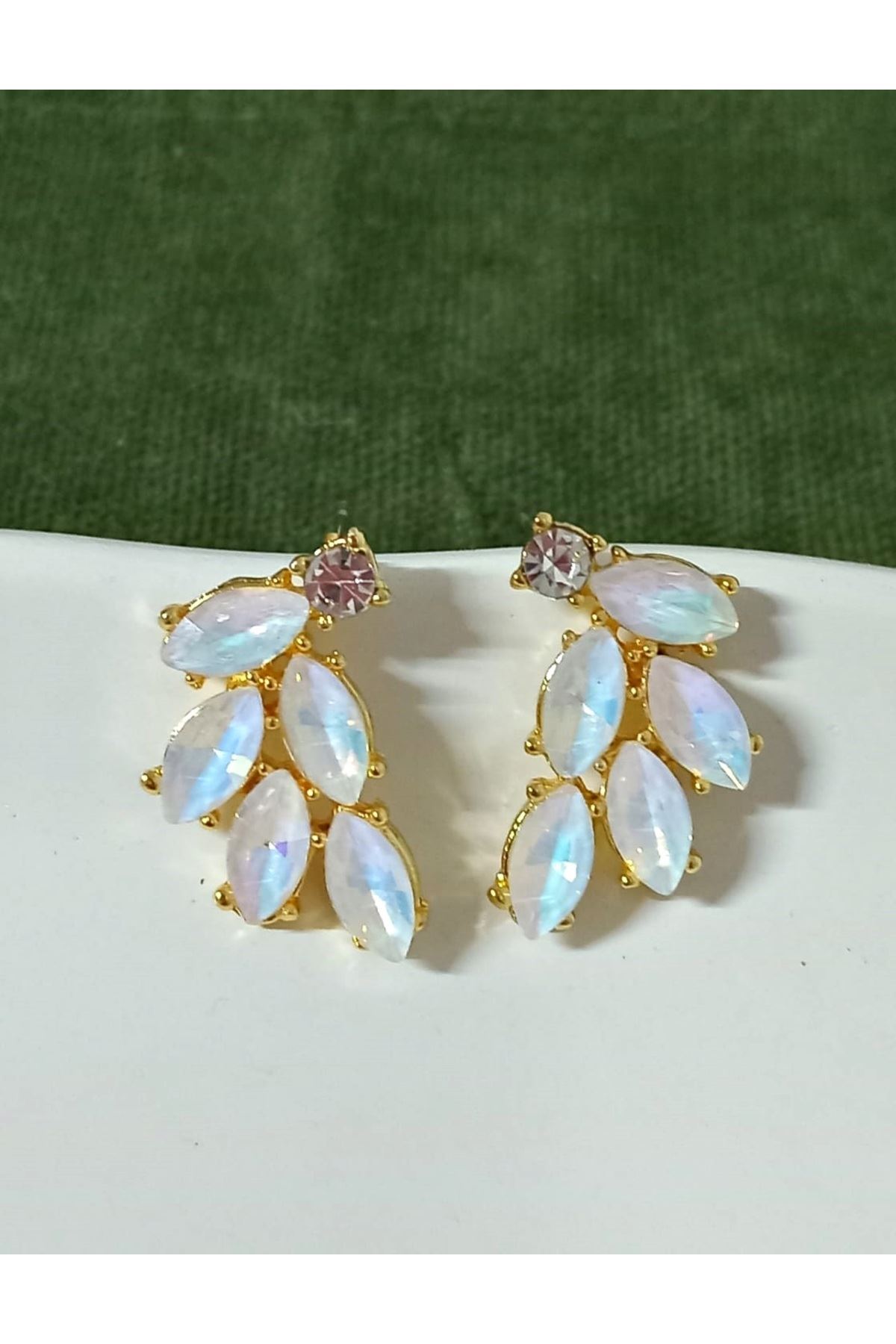 Kristal Taşlı Beyaz Yaprak Kadın Küpe
