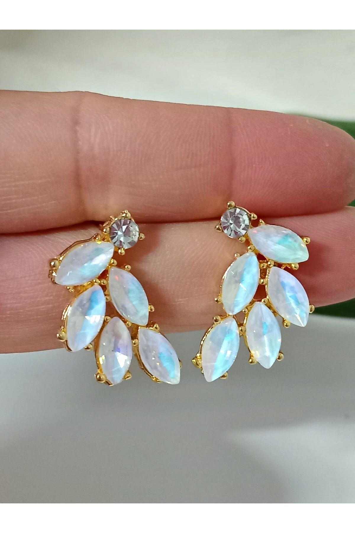 Kristal Taşlı Beyaz Yaprak Kadın Küpe