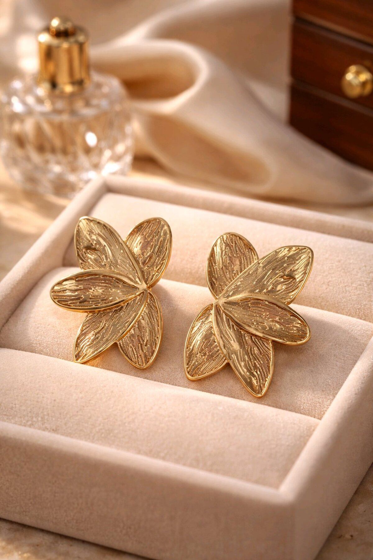 Gold Yarım Çiçek Plaka Kadın Küpe Uzunluk 4cm