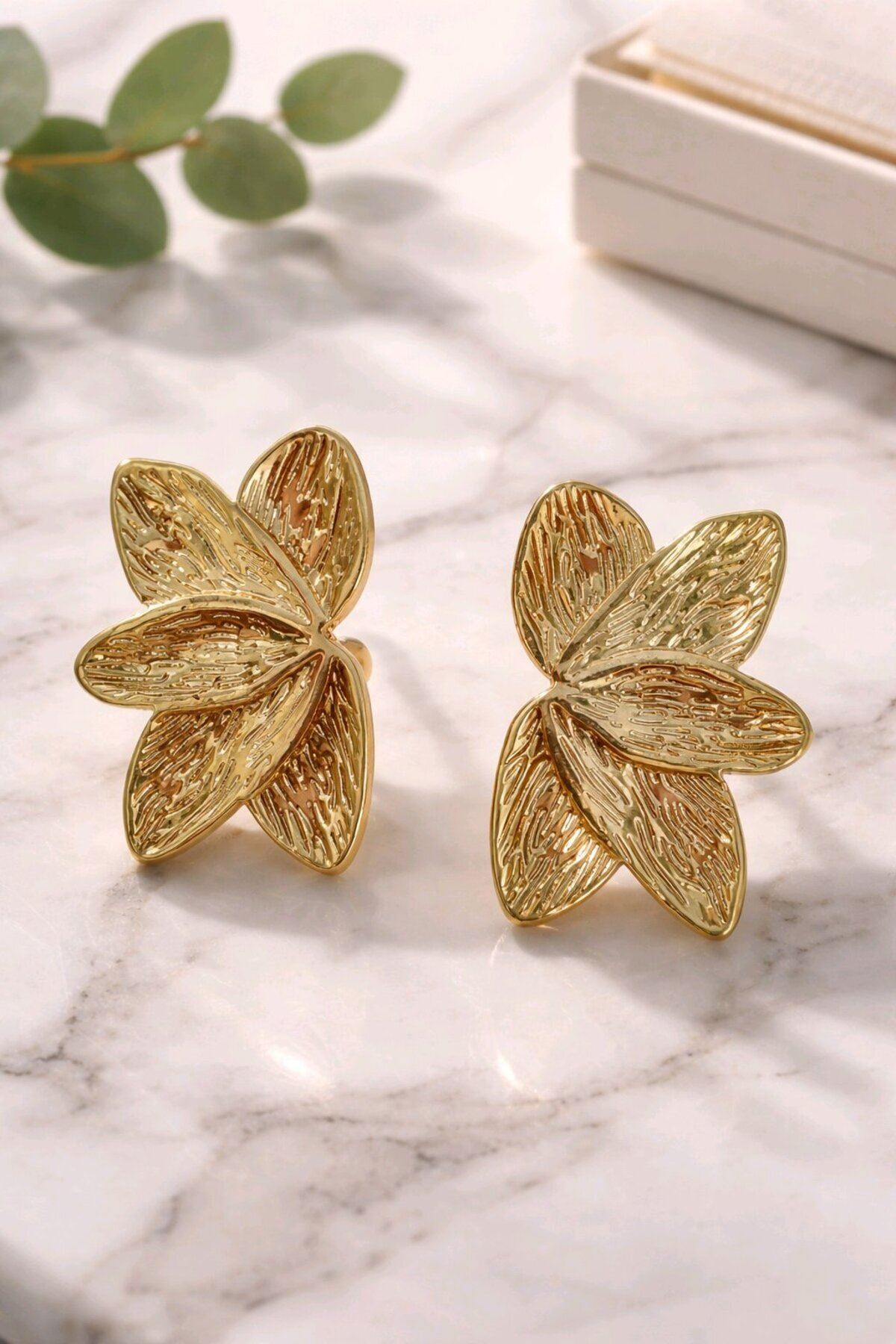 Gold Yarım Çiçek Plaka Kadın Küpe Uzunluk 4cm