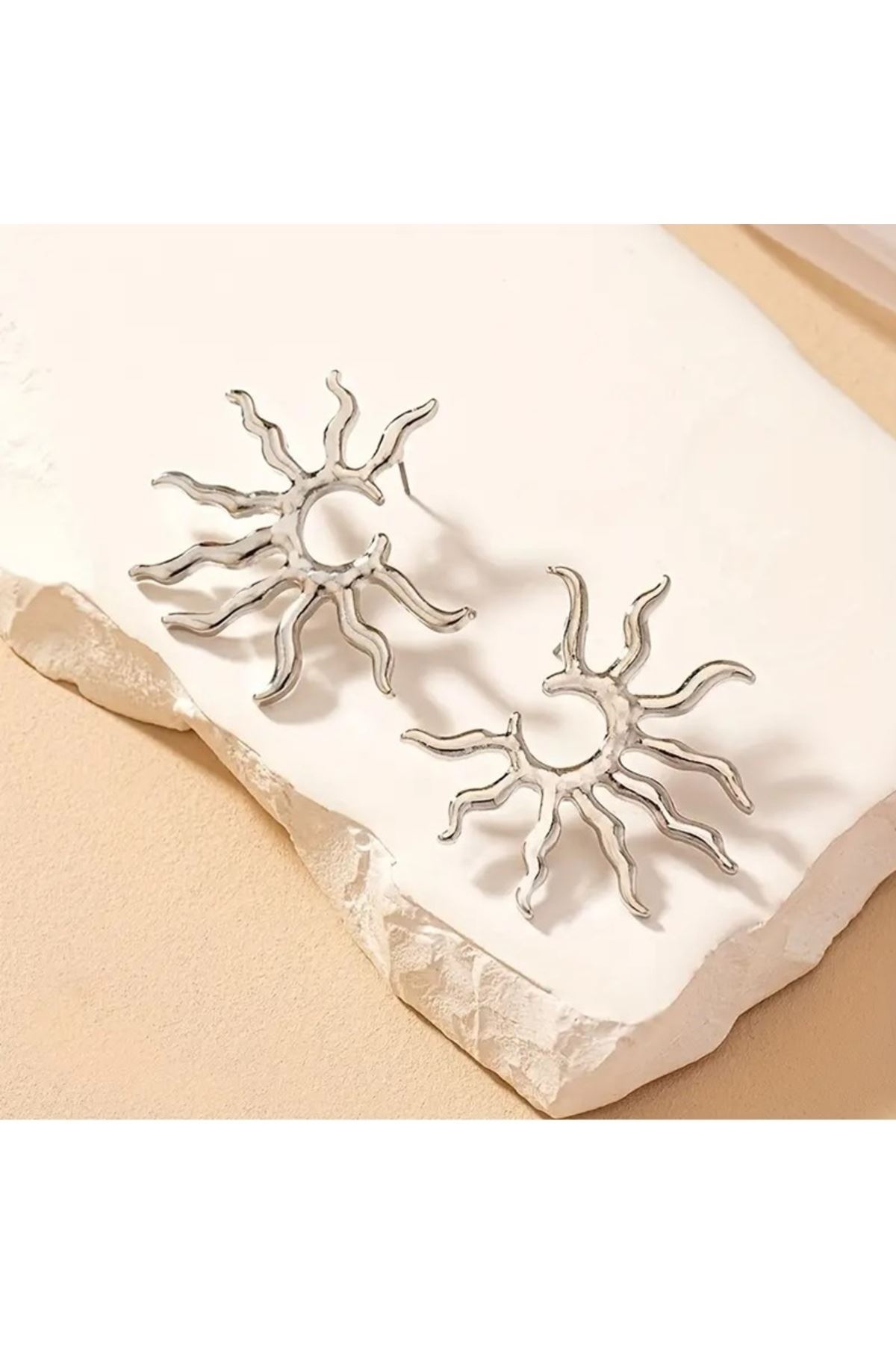 Gümüş Renk Güneş Tasarım Kadın Küpe (3,5CM)
