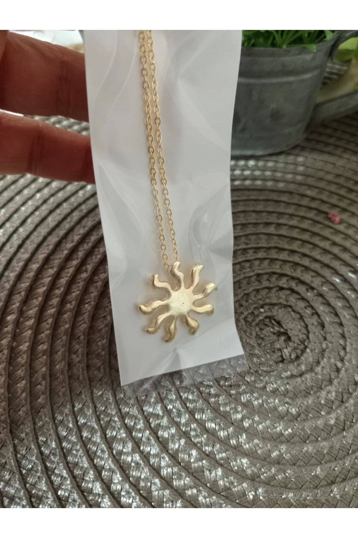 Gold Güneş Tasarımlı Kadın Kolye