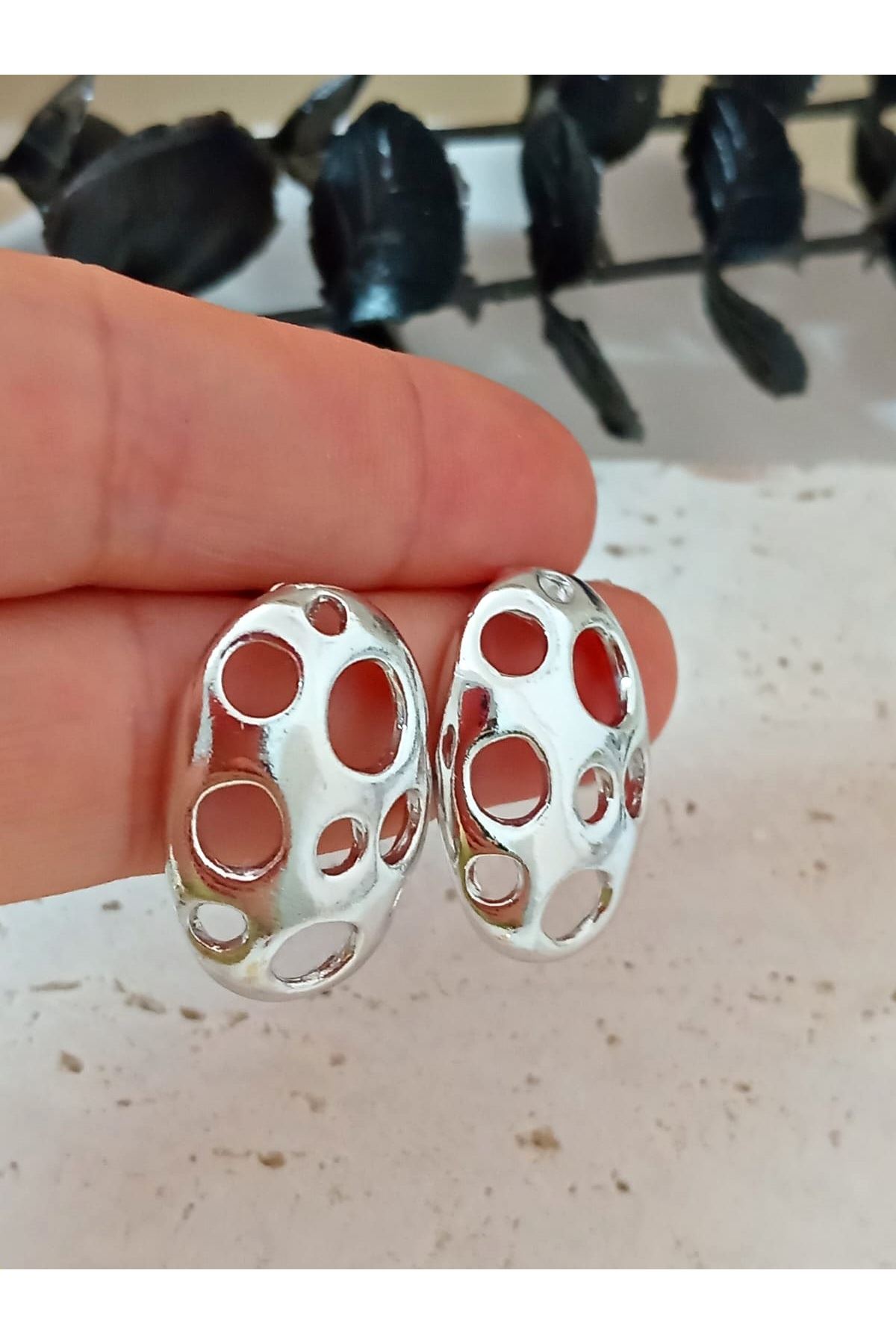 Gümüş Delikli Oval Hafif Küpe