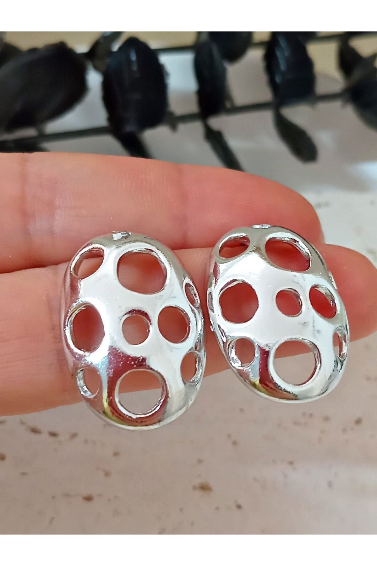 Gümüş Delikli Oval Hafif Küpe