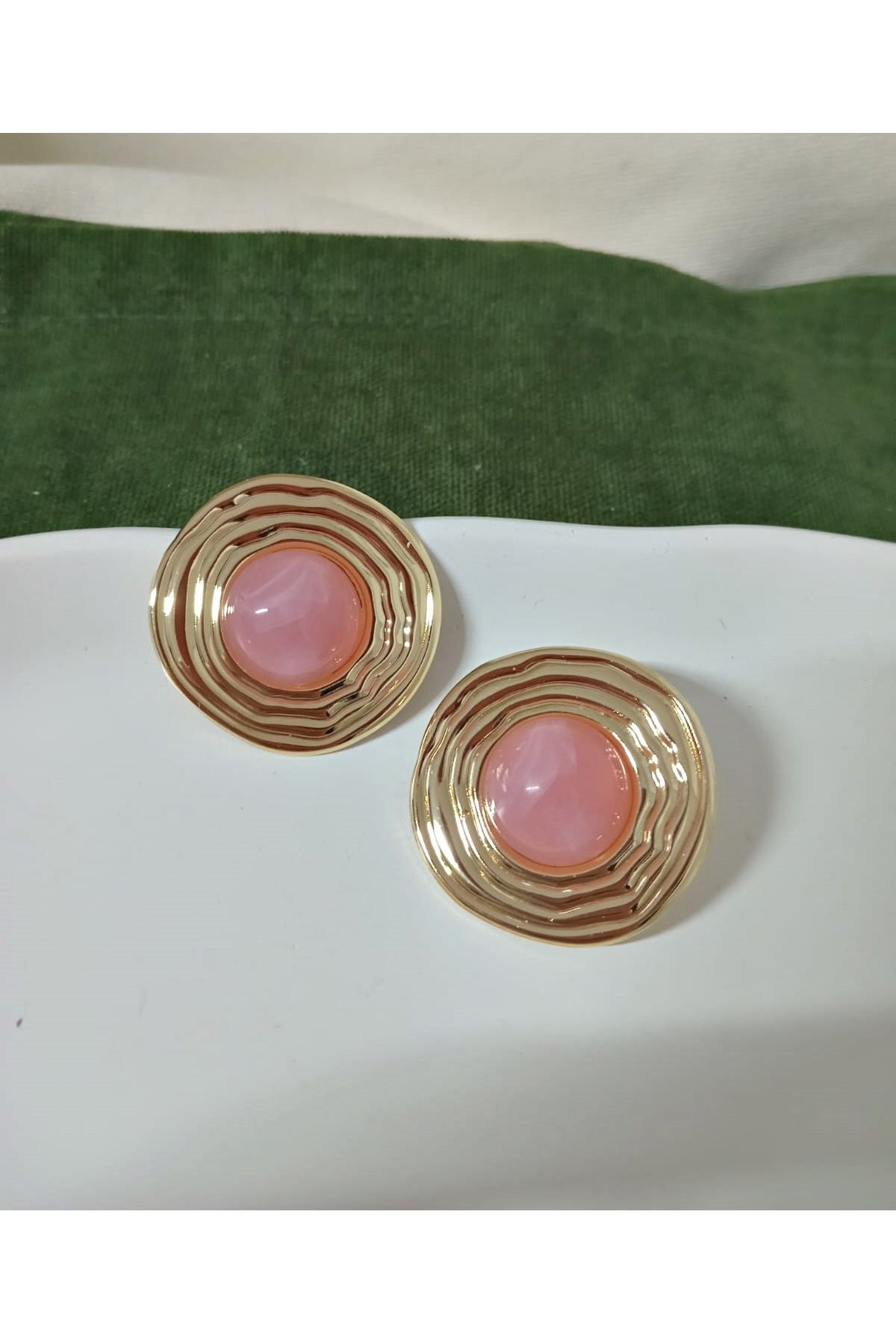 Gold Pembe Detaylı Hafif Şık Kadın Küpe