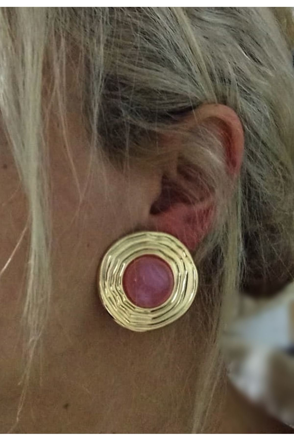 Gold Pembe Detaylı Hafif Şık Kadın Küpe