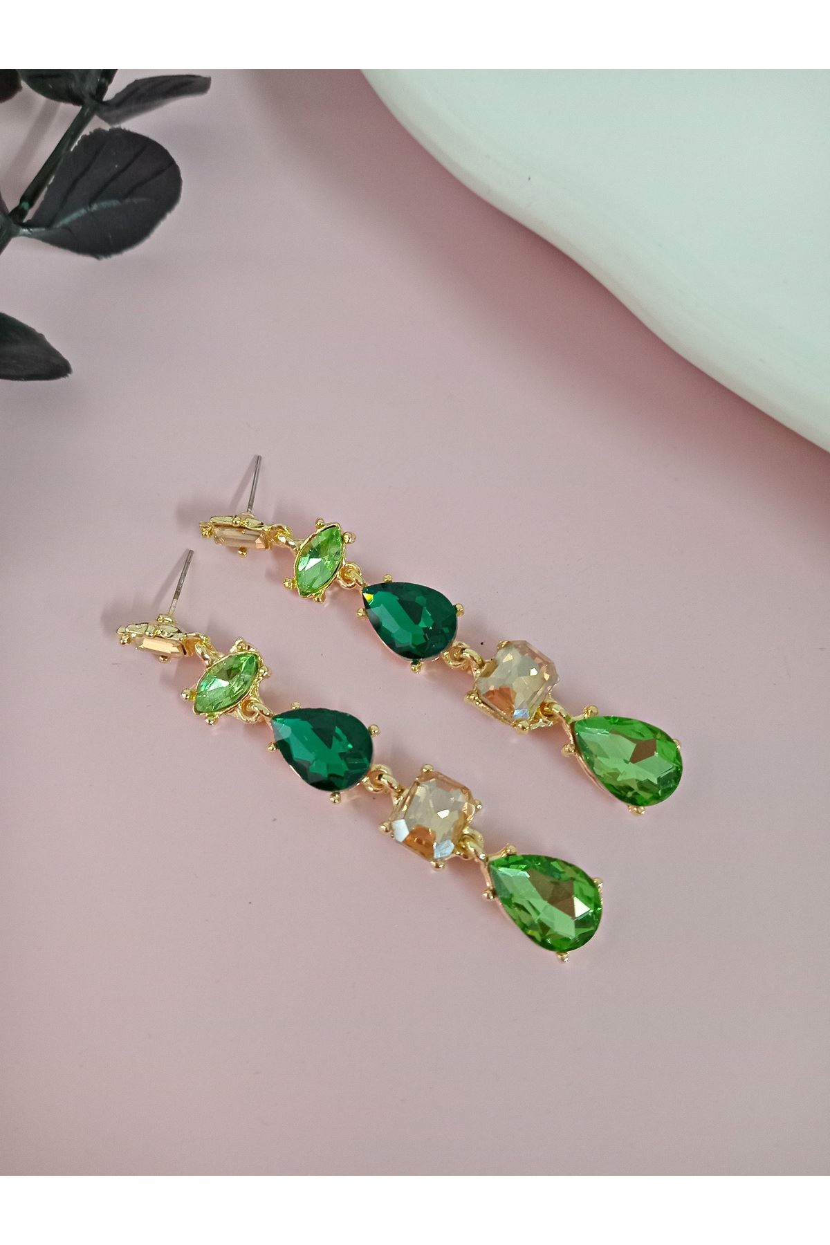 Yeşil Detaylı Kristal Taşlı Sallantılı Küpe