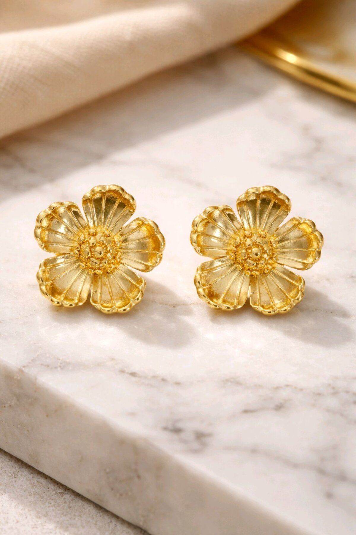 Gold Bombeli Çiçek Küpe