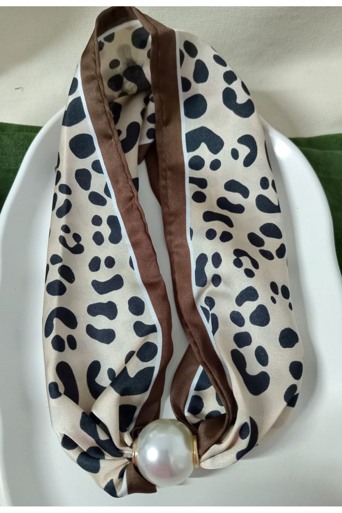 Leopar Mıknatıs İncili Kolye Fular