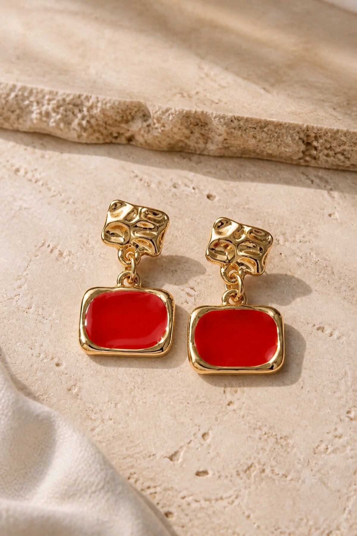 Gold Kırmızı Mineli Küpe, Uzunluk:2 cm, Genişlik:1,5 cm