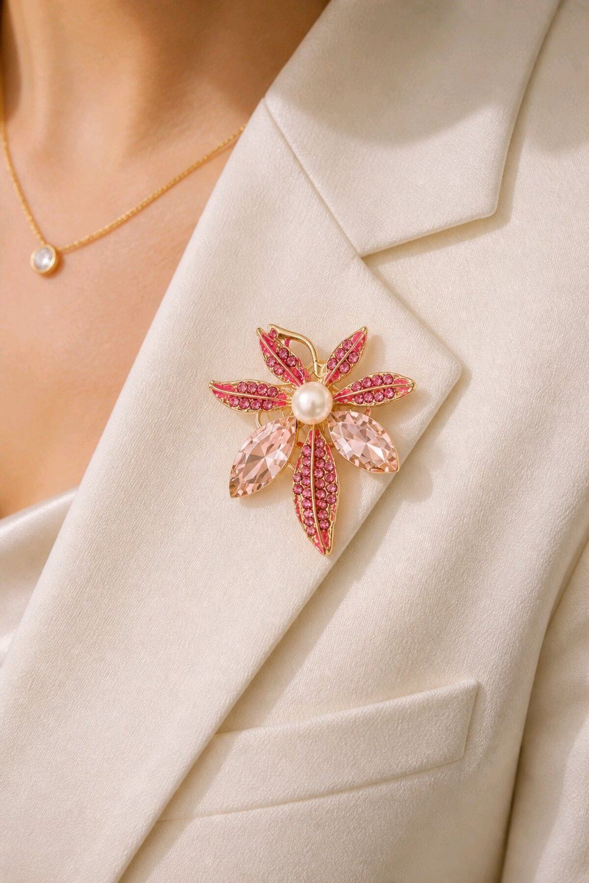 Pembe Taşlı Çiçek Gold Broş, Genişlik: 4cm Yükseklik:5cm