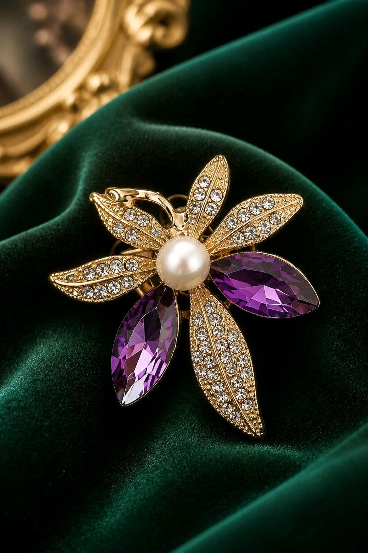 Mor Taşlı Çiçek Gold Broş, Genişlik: 4cm Yükseklik:5cm