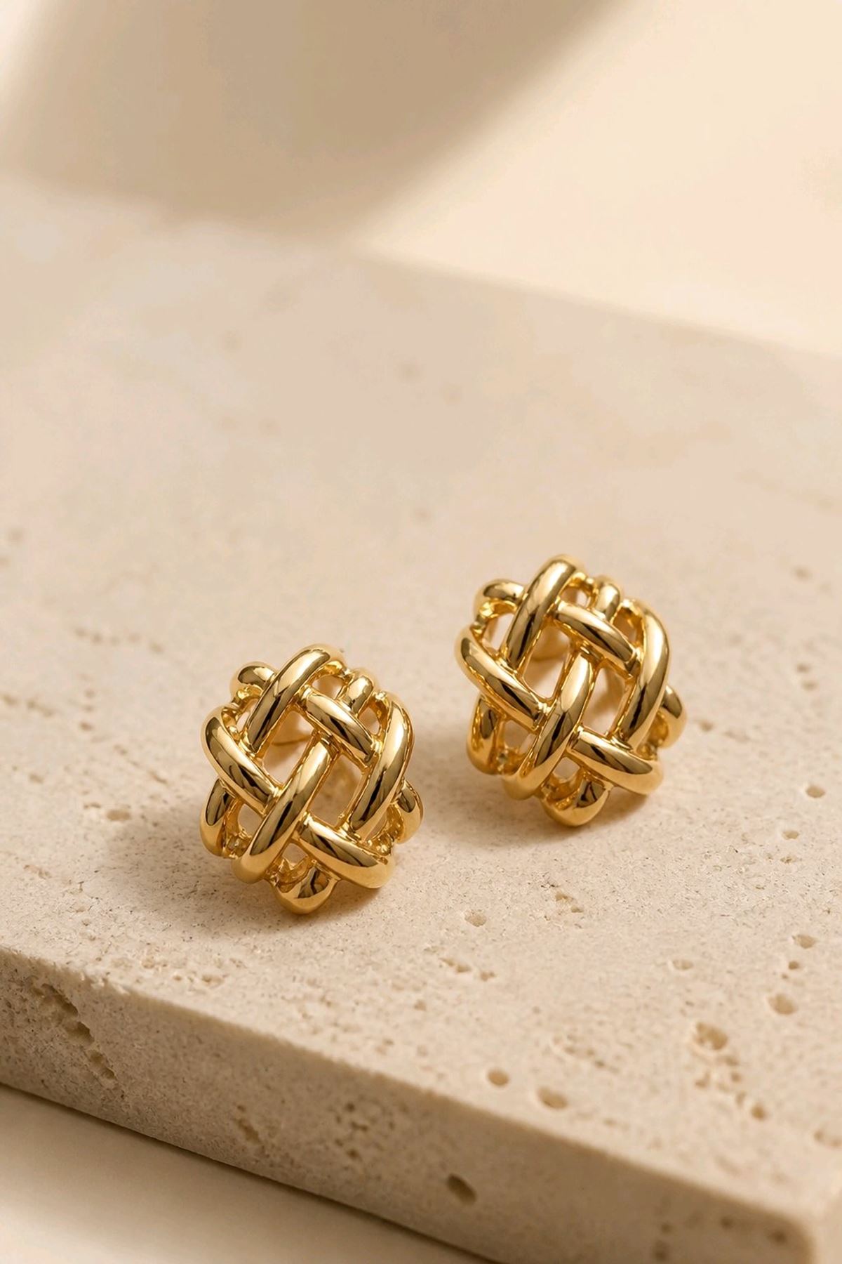 Gold Delikli Tasarım Küpe, Uzunluk:3cm, Genişlik:2,5cm