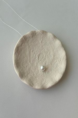 Beyaz İncili Hayalet Kadın Kolye