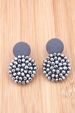 Kesme Boncuklu Dokulu Gri Küpe