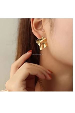 Gold Renk Dörtgen Model Dalgalı Plaka Küpe