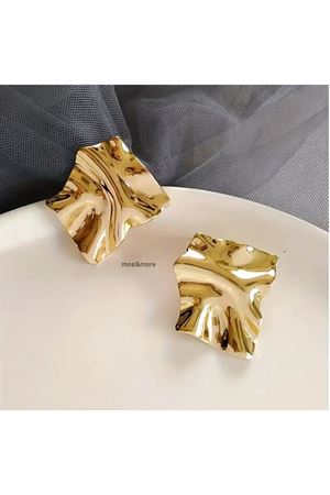 Gold Renk Dörtgen Model Dalgalı Plaka Küpe