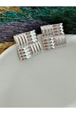 Gümüş Renk Kare Plaka Şık Kadın Küpe