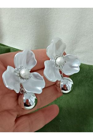 Gümüş Çiçek İncili Şık  Hafif Kadın Küpe