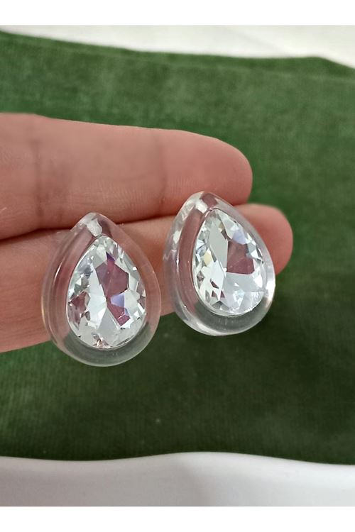 Beyaz Taşlı Akrilik Hafif Şık Kadın Küpe