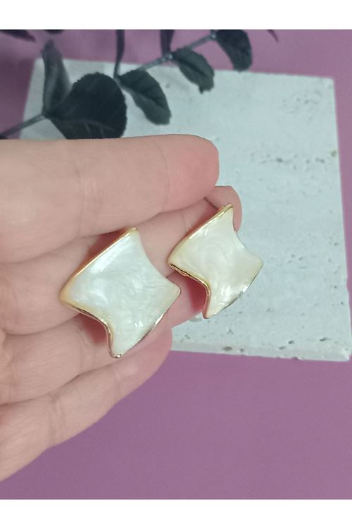 Krem Mineli Dalgalı Şık Küpe