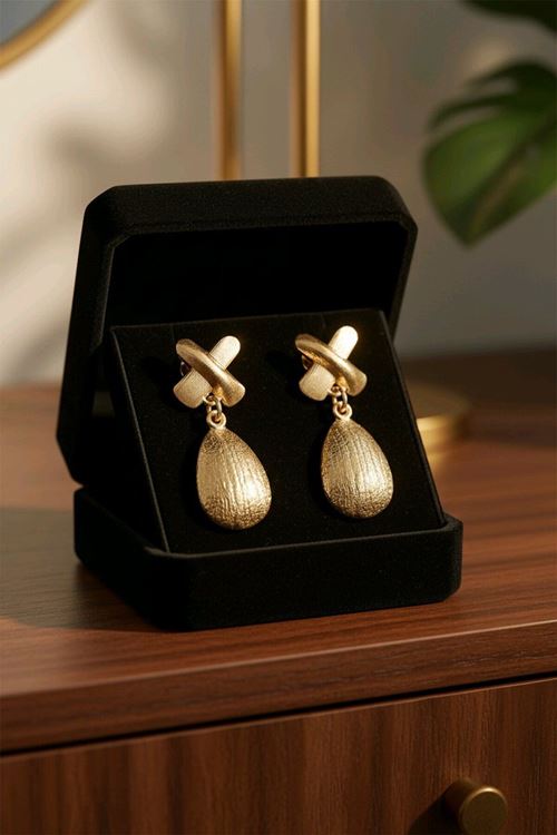 Gold Çarpı Motifli Tasarım Sallantılı Kadın Küpe
