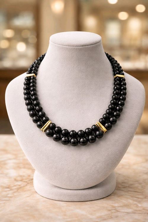 Marka Model, Siyah İncili Kolye